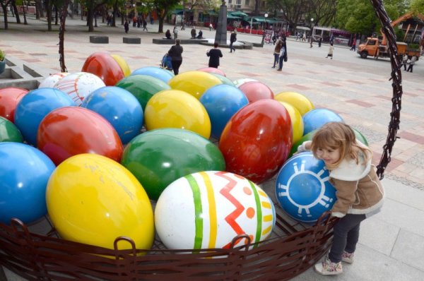 Кошница с 32 пъстри великденски яйца, поставена пред сградата на Общинската администрация, се превърна в атракция за старозагорци. Идеята е на кмета на Стара Загора Живко Тодоров, а целта да се създаде добро настроение в дните преди Великден. Снимка: БТА