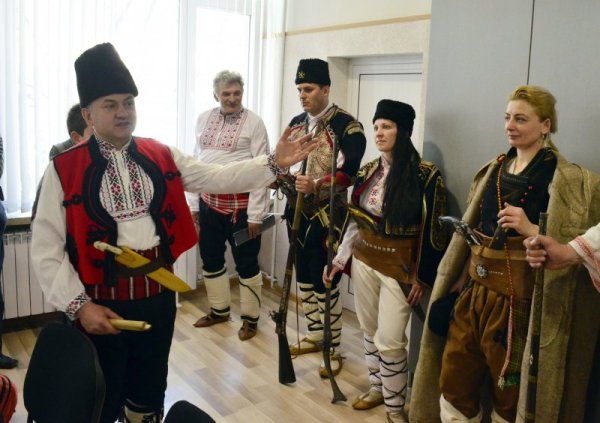 Открит урок по история изнесоха пред петокласници от СОУ&quot;П.Р. Славейков&quot; в Добрич въстановчици от Национално дружество &quot;Традиция&quot; - Регионален клуб &quot;46 - ти пехотен Добрички полк&quot;. Целта на урока е по атрактивен и увлекателен начин учениците да бъдат запознати с българската история. Снимка: БТА
&nbsp;