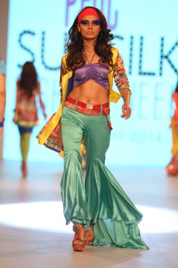 Манекенка представя тоалет на местен дизайнер по време на модно ревю в пакистанския град Лахор. Снимка: БТА
&nbsp;