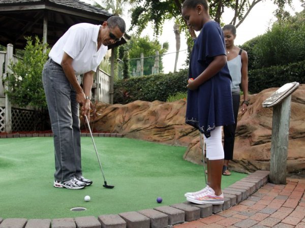 Обама играе миниголф в компанията на дъщерите си по време на ваканцията в Панама през 2010 година. Снимка: Reuters