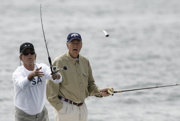 Бившите американски президенти Джордж Уокър Буш и неговият баща Джордж Хърбърт Буш ловят риба по време на семейна ваканция през 2007 година. Снимка: Reuters