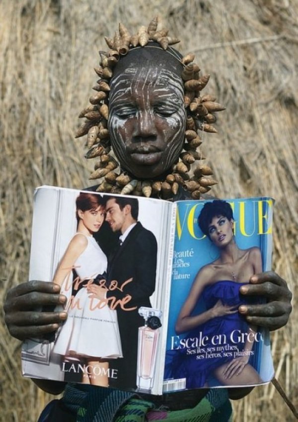 Жена от племето Мурси в Етиопия чете списание Vogue. Снимка: Eric Lafforgue