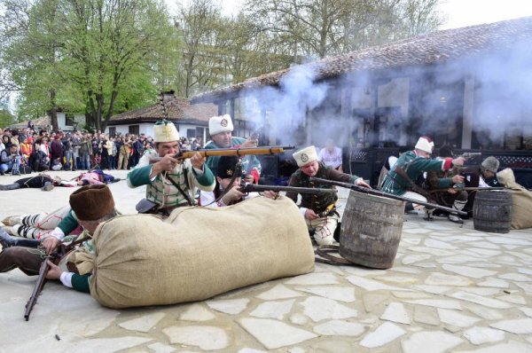 Историческа възстановка в Добрич под надслов "Българският Великден" по повод 138 години от избухването и потушаването на Априлското въстание. Снимка: БТА