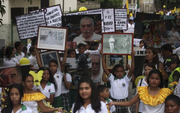 Граждани с потрети на писателя. Снимка: Reuters