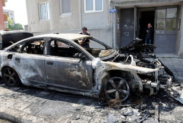 Подпалената кола в Димитровград. Снимка Булфото
