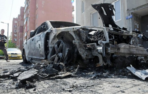 Подпалената кола в Димитровград. Снимка Булфото