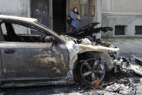 Подпалената кола в Димитровград. Снимка Булфото