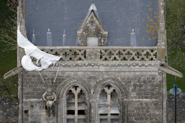 По време на десанта един от парашутистите се e закачил за купола на местната църква &ldquo;Сент Мери&ldquo;. В знак на признателност и до днес парашутът стои там, като на всеки няколко години той бива сменян. Снимка: Reuters