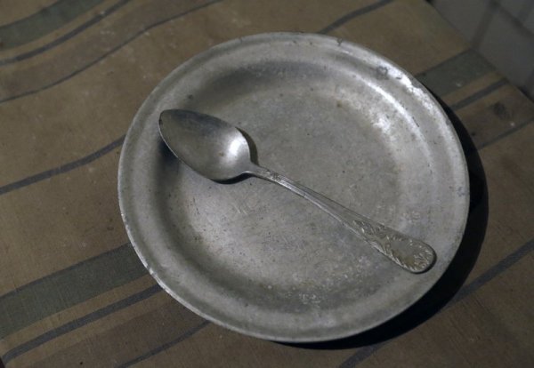 Затворнически чиния и лъжица. Снимка: Reuters