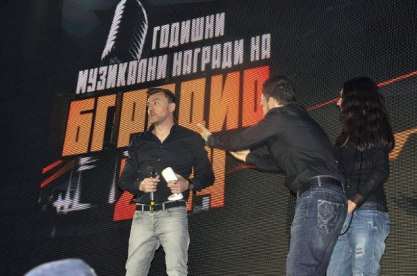 Водещият на церемонията Любо Киров също бе отличен със статуетка за &quot;БГ Изпълнител на годината&quot;, Снимка: БТА