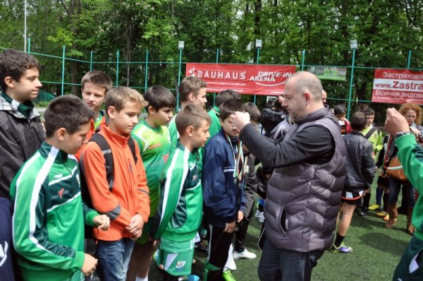 Златко Желев награждава отбора на ДАФ. Снимка: Dnes.bg