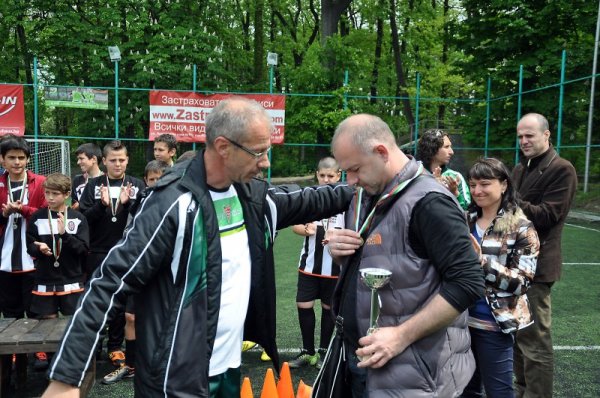 Първият треньор на Теди - Василий Шаламанов, връчва възпоменателен медал на Златко Желев. Снимка: Dnes.bg