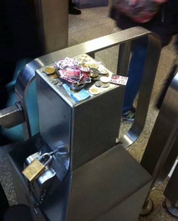 В канадското метро се развалила пропускателната система, нямало и служители. Ето какво са оставили пътниците... Снимка: blogspot 
&nbsp;