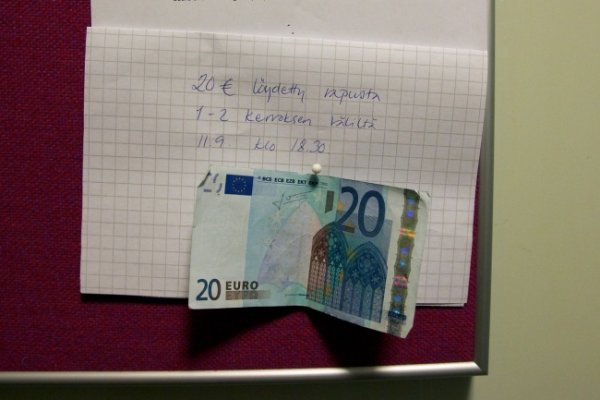 Обява в подлез в Хелзинки: "20 евро. Намерени са в подлеза между първия и втория етаж на 11 септември в 18:30 часа". Снимка: joyreactor