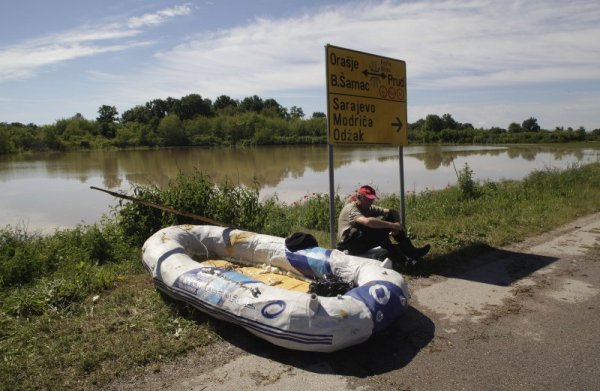 Хората във Войскова са евакуирани с лодки. Снимка: Reuters