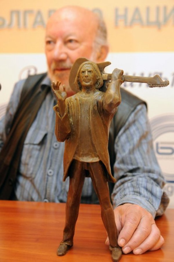 Легендарният &quot;щурец&quot; Петър Гюзелев ще има паметник в рок-столицата на България - Каварна. Скулптурата ще бъде изваяна от професор Георги Чапкънов и днес бе представена пред медиите. Снимка: Булфото
&nbsp;