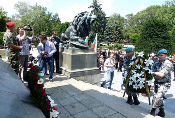 Полагане на цветя пред Паметника на свободата в Русе. Снимка БТА