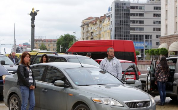 Граждани на столицата почитат паметта на Ботев и на загиналите за свободата. Снимка БТА