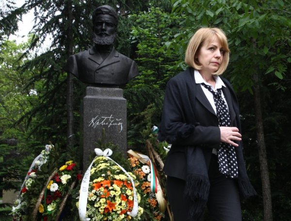 Кметът Йорданка Фандъкова пред паметника в Борисовата градина. Снимка БТА