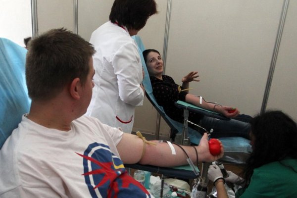 Акция по кръводаряване, организирана от Националния център по трансфузионна хематология и пациентски организации, се проведе пред Паметника на Съветската армия в столицата. Снимка: БТА