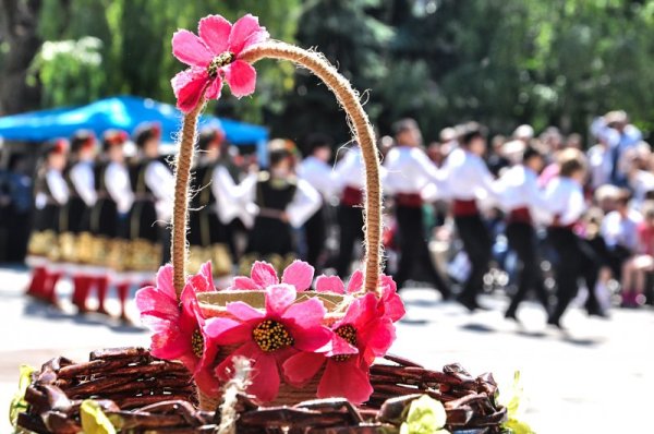 Над 300 деца участват в регионалния фолклорен събор &quot;Пръски от извора&quot;, който се провежда за шести път във Враца. Участниците от Козлодуй, Берковица, Враца и селата Софрониево, Бутан, Селановци, Зверино и Крушовица представят фолклорни песни, танци, инструментални изпълнения, обреди и обичаи, характерни за населеното място. Снимка: БТА