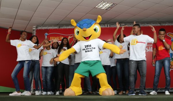 Тази година символ на Световното в Бразилия ще е броненосецът Фулеко. Футболният празник започва след два дни и до месец ще разберем дали Испания ще продължи доминацията си в световния футбол. Снимка: Reuters