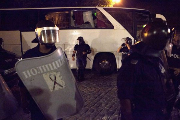 Полицията охранява белия автобус. Снимка: Reuters