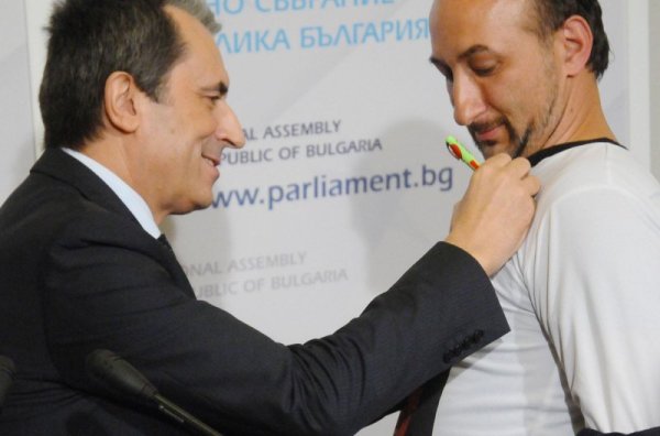 Но премиерът, разбира се, имаше и фенове. Тук раздава автограф на мъж, появил се в Народното събрание с тениска с лика на Орешарски. Снимка: Булфото