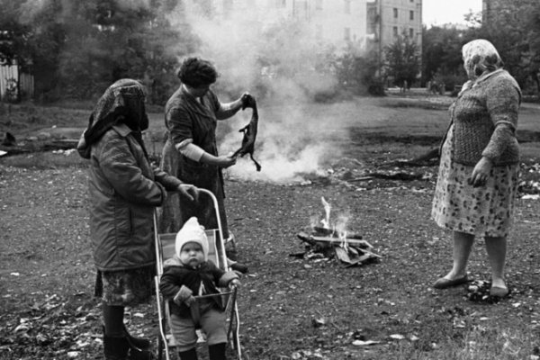 Тази снимка на умряло пиле и реалността на кадъра слагат край на групата Трива. Тя била официално регистрирана през 1981 година, а в началото на 1982 г. партийните чиновници я закриват заради уронване престижа на социализма. Снимка: Трива/AdMe.ru