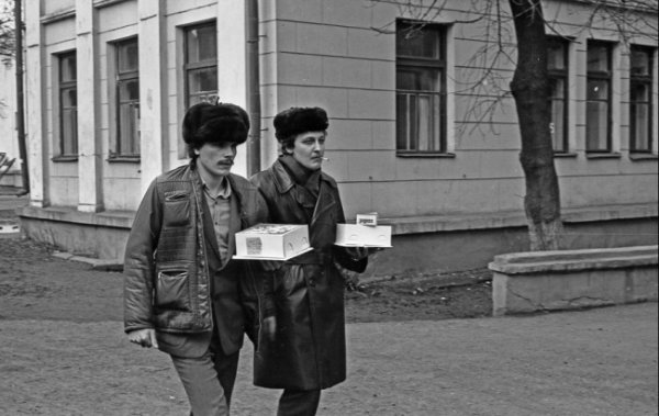 Двама мъже отиват на гости в Новокузнецк през 1980 година. Трива не са залагали на ефектите, а на реалността. Снимка: Трива/AdMe.ru