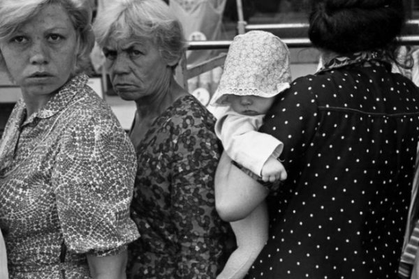 Хора на опашка пред магазин в Новокузнецк, 1982 година. Снимка: Трива/AdMe.ru