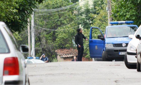 Полицията прави оглед заради взрива пред къщата на Димитър Вучев - Демби. Снимка, архив Булфото