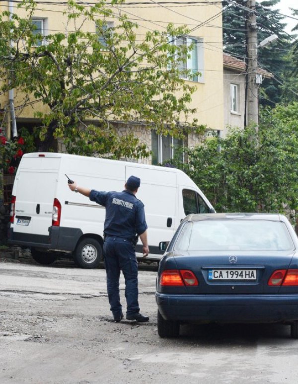 Полицията прави оглед заради взрива пред къщата на Димитър Вучев - Демби. Снимка, архив Булфото
