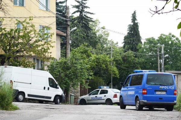 Полицията прави оглед заради взрива пред къщата на Димитър Вучев - Демби. Снимка, архив Булфото