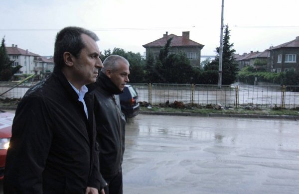 Премиерът Орешарски на мястото на трагедията. Снимка: МС