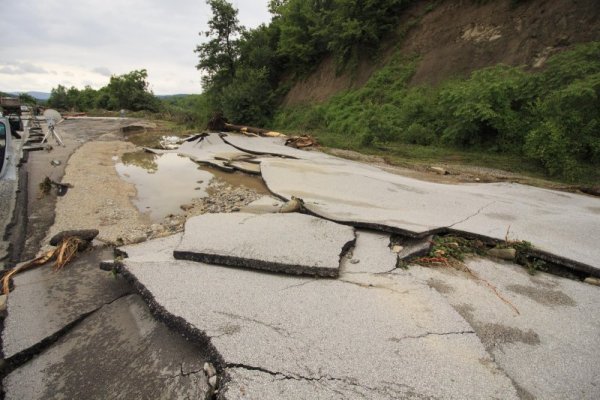 Водната стихия, която потопи областите Варна, Добрич и Велико Търново, разруши част от Прохода на Републиката. От снощи Хаинбоаз е затворен за движение, след като около километър от асфалтовото покритие са буквално изровени и потрошени. Пропаднали са мантинели и вертикална маркировка, силните води на реката са подкопали и самите основи на пътя. Снимка: Булфото
&nbsp;