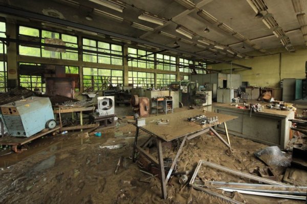 Вода е заляла цех в град Килифарево. След падналия проливен дъжд в област Велико Търново най-пострадала е инфраструктурата в градовете Дебелец и Килифарево. Снимка: БТА