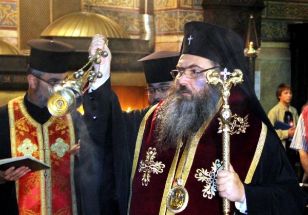Варненският и Великопреславски митрополит Йоан отслужи панихида за загиналите във вчерашния потоп във варненския квартал Аспарухово. Заедно с варненски свещеници се помолиха и за спиране на валежите и нормализиране на обстановката. Снимка: Булфото
