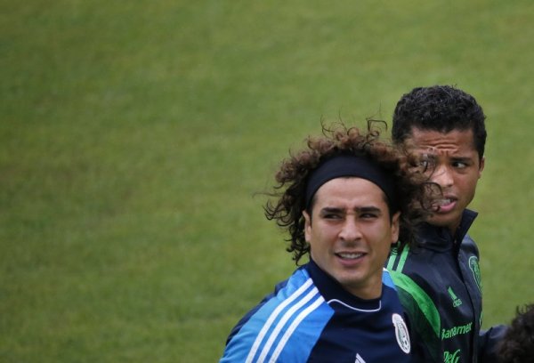 В Мексико на мода е прическата на вратаря Гилермо Очоа. Снимка: Reuters