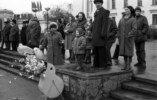 Първомайска демонстрация в Новокузнецк през 1983 г. Снимка: sociophoto.narod.ru