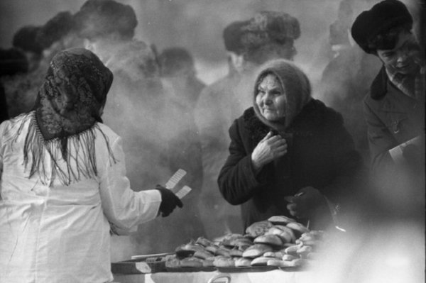 Търговия на площад Ленин в Новокузнецк, 10 март 1984 г. Снимка: sociophoto.narod.ru