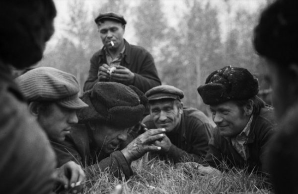 Обедна почивка на полето в Совхоз "Еланский", 17 май 1979 г. Снимка: sociophoto.narod.ru