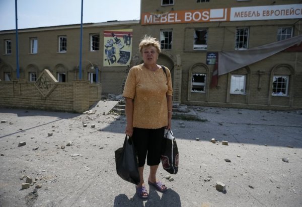 Жена плаче до разрушени постройки в Славянск след атака на украинските сили.  Снимка: Reuters