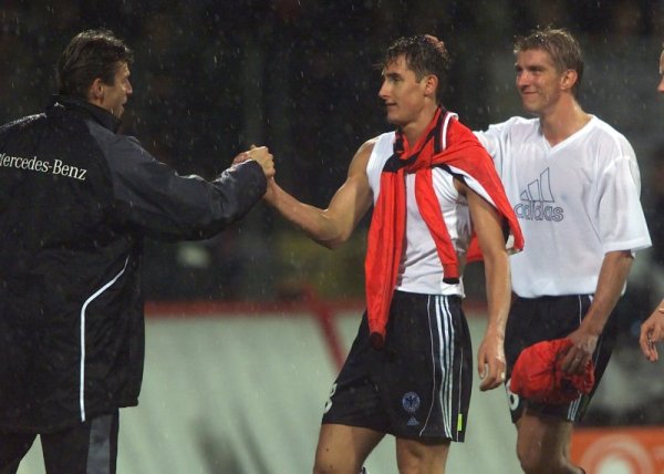 Поздрави от помощник-треньора Михаел Скибе след първия гол на Клозе за Бундестима. 13 години по-късно нападателят задмина дори Герд Мюлер. Снимка: Reuters