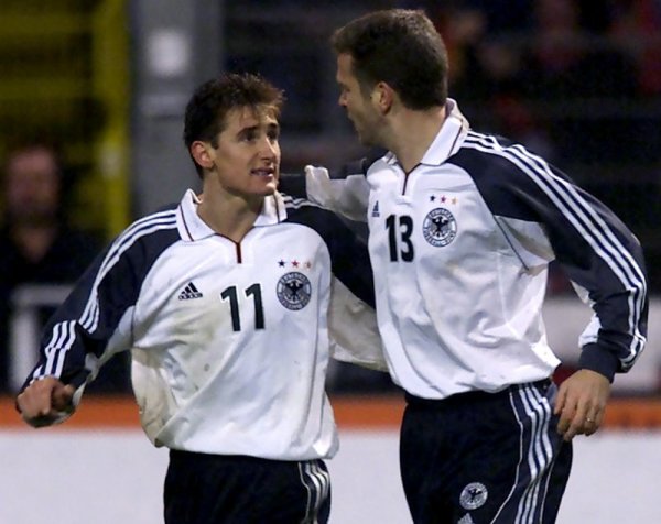 Клозе и Оливер Бирхоф се забавляват по време на контролата на Германия с Израел в  Кайзерслаутерн през февруари 2002 година, завършила 7:1 за Бундестима. Точно&nbsp; Бирхоф е човекът, донесъл последната голяма титла на Германия &ndash; европейската през 1996 година. Снимка: Reuters
