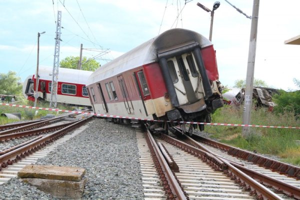 "Инцидентът  е станал на чисто новия участък. Този участък влезе в експлоатация  съвсем скоро. Точно на входната стрелка на гара Калояновец. Огледът  показва, че пътят е в много добро състояние&ldquo;, отчете министърът.

Прочети още на: http://www.dnes.bg/stranata/2014/07/12/previshena-skorost-veroiatnata-prichina-za-vlakovata-katastrofa.232158
&nbsp;
"Инцидентът  е станал на чисто новия участък. Този участък влезе в експлоатация  съвсем скоро. Точно на входната стрелка на гара Калояновец. Огледът  показва, че пътят е в много добро състояние&ldquo;, отчете министърът.

Прочети още на: http://www.dnes.bg/stranata/2014/07/12/previshena-skorost-veroiatnata-prichina-za-vlakovata-katastrofa.232158
Снимка: Impact Press GroupСнимка: Impact Press Group
Снимка: Impact Press Group