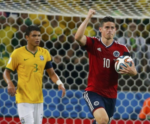 Световният футбол има нова звезда &ndash; Хамес Родригес. Меси, Роналдо, Суарес, Мюлер, Клозе, Коща... Всички те бяха сочени от мнозина за фаворити за голмайсторския приз на световното първенство. Е, някои от тях отбелязаха доста голове, но изненадващо &bdquo;златната обувка&ldquo; отиде при Хамес Родригес от Колумбия, който замени в тази тежка задача звездата на тима Радамел Фалкао. Доброто представяне на атакуващия халф на Мондиал 2014 не остана незабелязано и той вече е трансферна цел на Реал Мадрид и Барселона. Снимка: Reuters