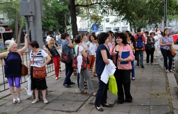 Пожарът в сградата на Дирекция &quot;Архитектура и геодезия&quot; в района на ЦУМ. Снимка Булфото
