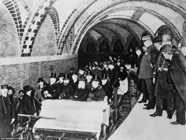 Първите пасажери на метрото в Ню Йорк през 1904 година. Снимка: Bettmann
&nbsp;