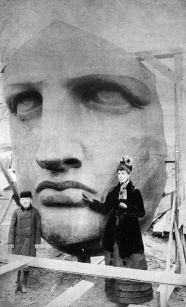 Снимка пред Статуята на свободата през 1885 година, каквато днес не може да направите. Снимка: imgur
&nbsp;